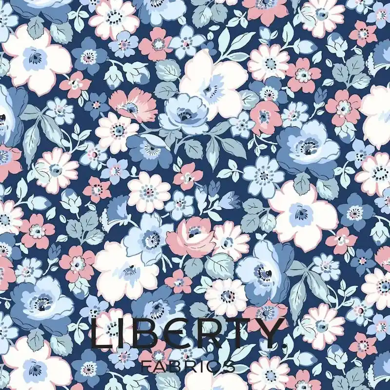 Heirloom 3 Collection, Hedgerow Bloom, tessuto blu a fiori rosa e azzurri - Liberty Quilting | Acquista oggi