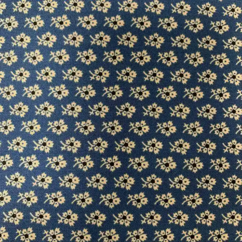 Prodotto di punta | Marcus Fabrics, North Hampton Collection, di Paula Barnes- Tessuto Azzurro con piccoli fiori beige
