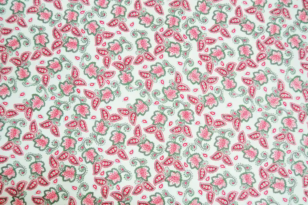 Non lasciartelo sfuggire - Cotone bianco paisley rosso fragola e grigio
