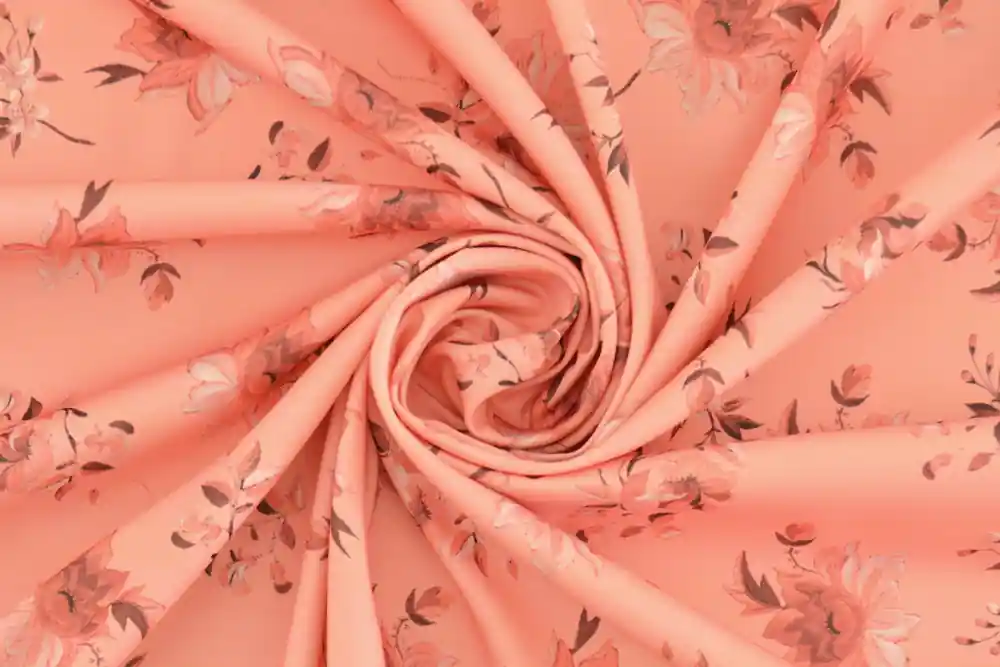 Di tendenza - Raso pesante in misto viscosa rosa pesca a fiori