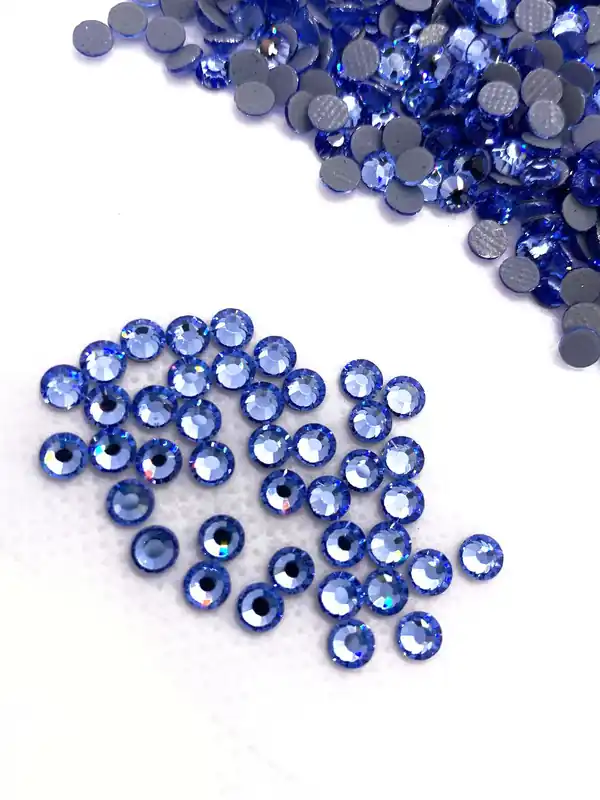 Risparmio extra - Strass termoadesivi hotfix "Light Sapphire" da 4 mm - STARFIX SS16