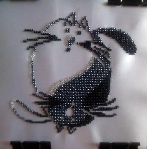 “Yin e yang. Gatti”. Quadro ricamato con perline | Scelto dai clienti